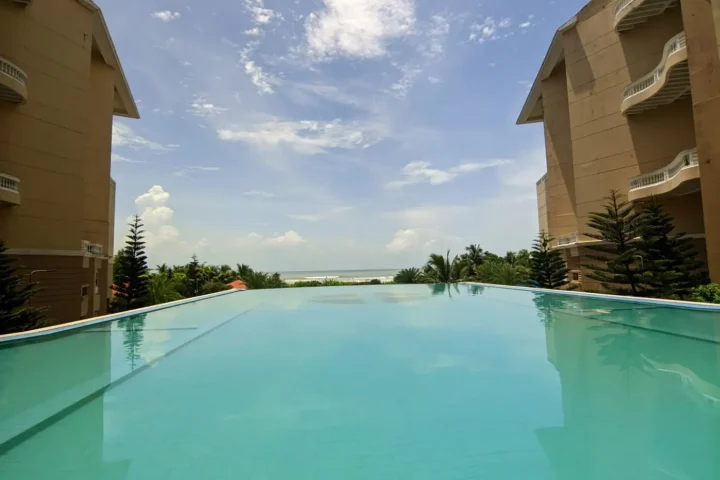 Rooftop infinity pool between two residential wings